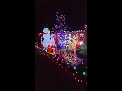 Man's Take on Famous 'Griswold House' Christmas Display Steals the Show