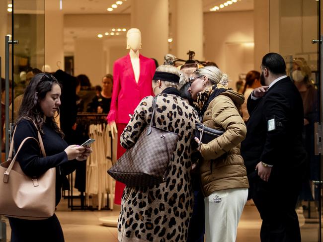 SYDNEY, AUSTRALIA - NewsWire Photos SEPTEMBER 29, 2022: Shoppers in Pitt Street in SydneyÃs CBD on Thursday. The ABS has announced the monthly and quarterly estimates of turnover for retail businesses. Picture: NCA NewsWire / Nikki Short