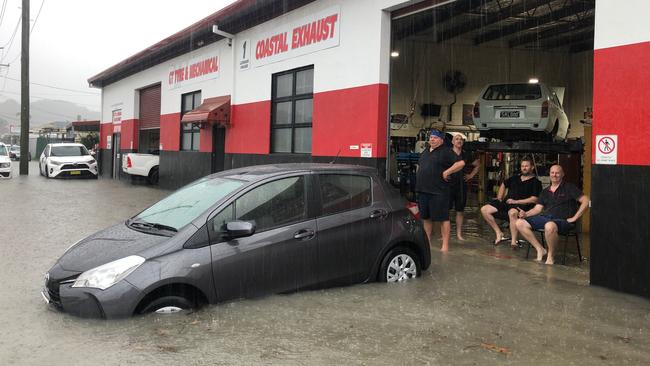 Flooding on Currumbin Creek Road at midday Photo: Glenn Hampson.