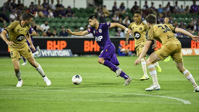 Perth Glory’s Bruno Fornaroli slices through the Wanderers’ defence. (Photo by Stefan Gosatti/Getty Images)