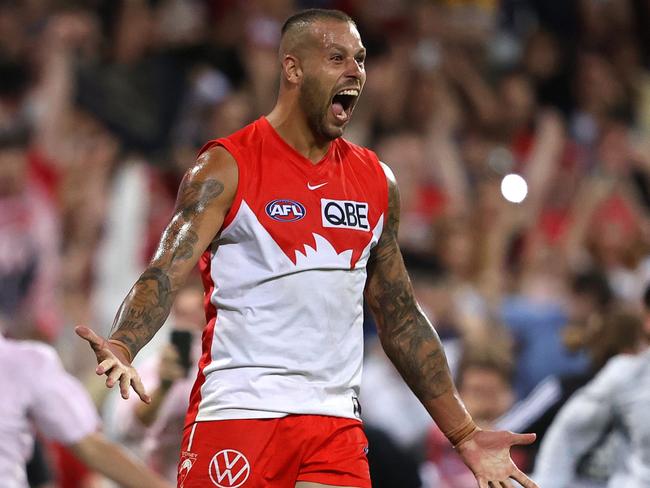 Sydney's Lance Franklin kicks his 1000th AFL career goal during the Round 2 AFL match between the Sydney Swans and Geelong Cats at the SCG on 25th March 2022. Buddy becomes the 6th player in history to reach the 1000 goal milestone. Photo by Phil Hillyard (**Editorial use in season 2022. Fee applies thereafter**)(**NO ON SALES**-  Â©Phil Hillyard)