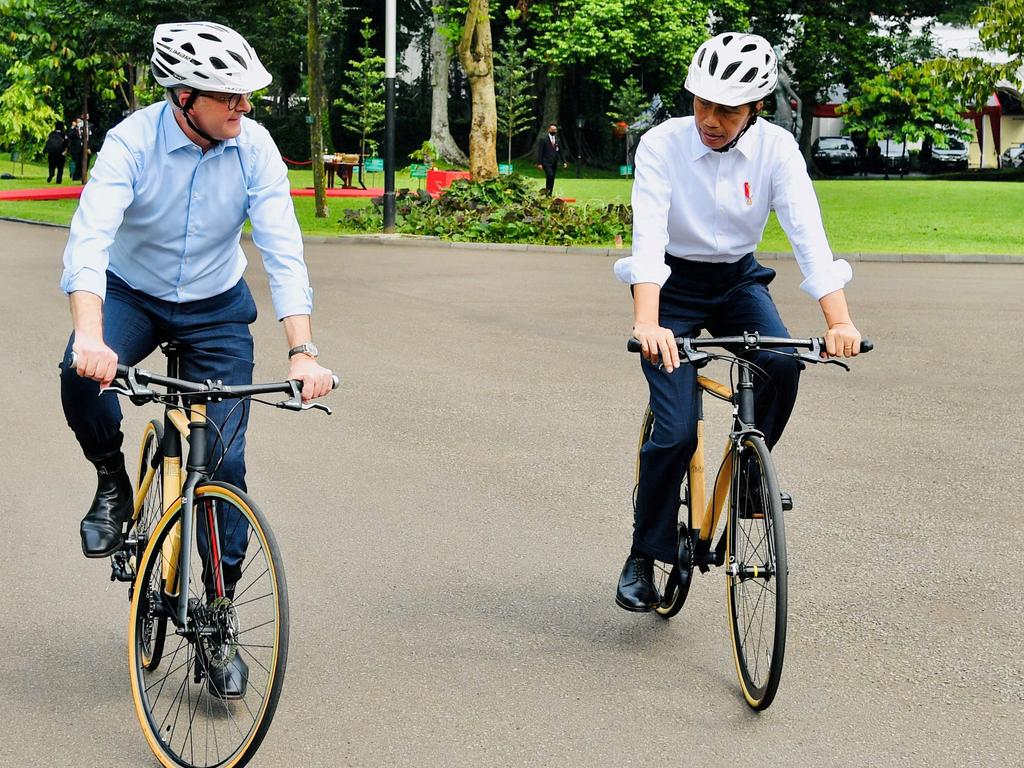 Mr Albanese and Mr Widodo went for a cycle around the gardens of the presidential palace in Bogor. Picture: Laily Rachev/Presidential Palace/AFP