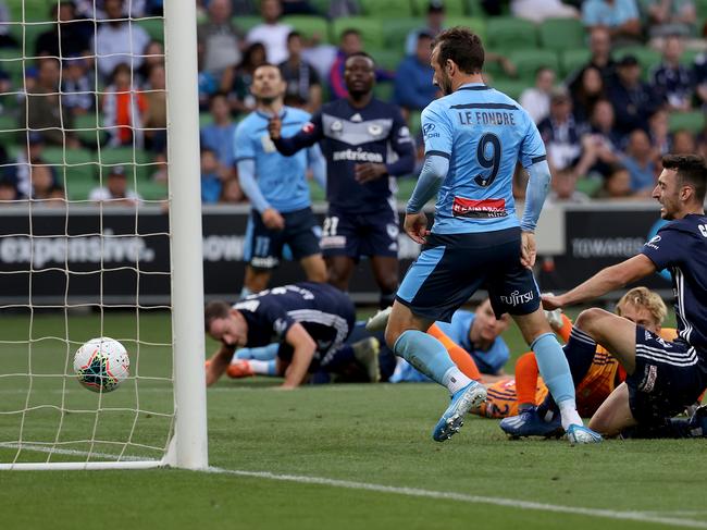 MELBOURNE, AUSTRALIA - JANUARY 24: Adam Le Fondre of Sydney scores the opening goal during the round 16 A-League match between the Melbourne Victory and Sydney FC at AAMI Park on January 24, 2020 in Melbourne, Australia. (Photo by Jonathan DiMaggio/Getty Images)