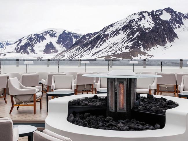 EMBARGO FOR TRAVEL + LUXURY MAGAZINE 16 DECEMBER 2022. Norway. Frozen Assets. PHOTOGRAPHY BY Elise Hassey. WORDS BY Sue Bryant., Can not reuse images. Costs apply. Inneq Bar with a “fire pit” heated by excess energy from the ship’s engines.