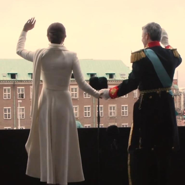 Queen Mary and King Frederik then walk out onto the balcony as King and Queen for the first time. Picture: D2/Kongehuset