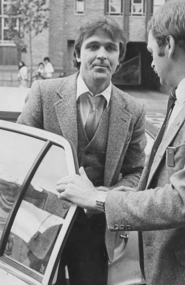 Chris Flannery arrive pour une comparution au tribunal à Melbourne en 1982. Photo : HWT library