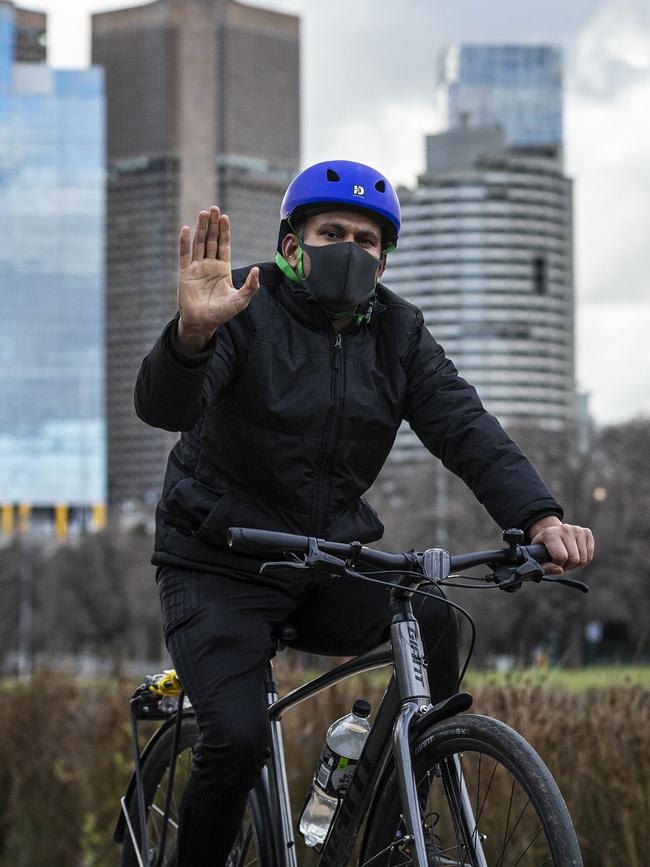 A Melbourne cyclist dons a mask. Photo: Daniel Pockett