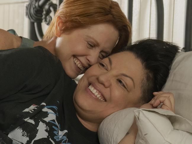 Cynthia Nixon as Miranda Hobbes and Sara Ramirez as Che Diaz in AJLT.