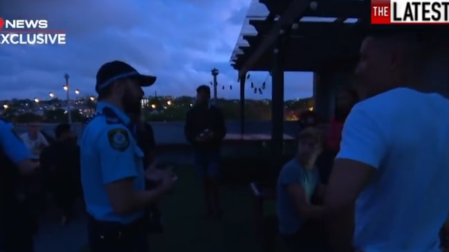 Police swoop on Sydney backpacker party (7 News)