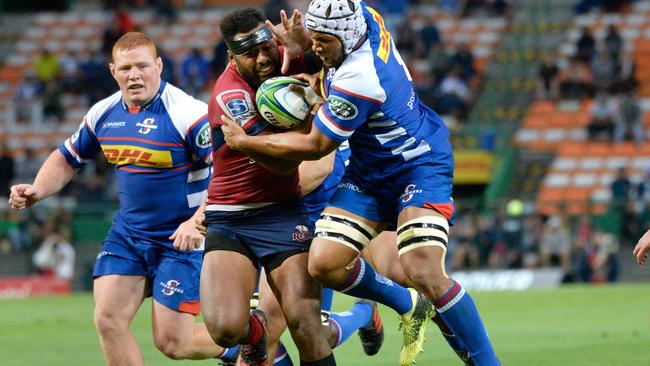 TOPSHOT — Reds centre Samu Kerevi fights off Stormers forward Nizaam Carr (R) during the Super Rugby clash match between Stormers and Reds at the Newlands Stadium on March 24, 2018, in Cape Town. / AFP PHOTO / ANGER GILLENEA