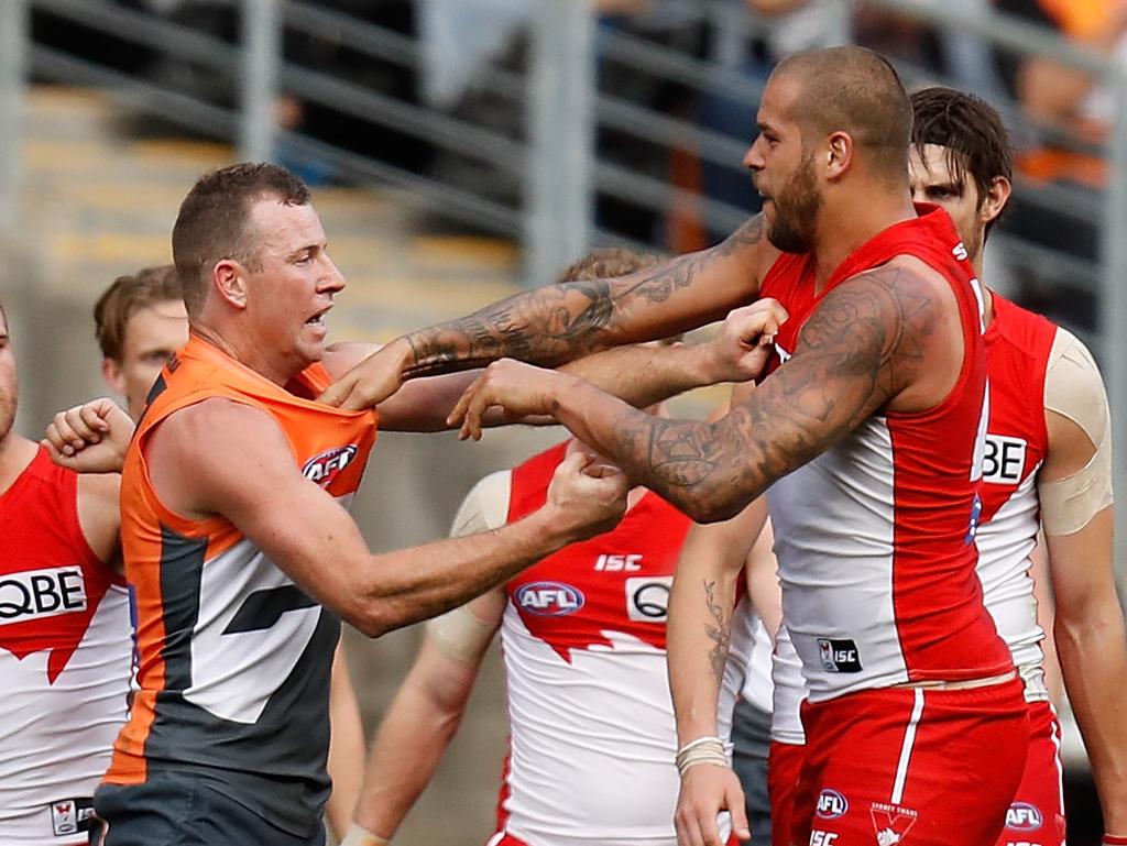 SYDNEY, AUSTRALIA – SEPTEMBER 10: Lance Franklin of the Swans and Steve Johnson of the Giants clash at the quarter time break during the 2016 AFL First Qualifying Final match between the Sydney Swans and the GWS Giants at ANZ Stadium on September 10, 2016 in Sydney, Australia. (Photo by Michael Willson/AFL Media/Getty Images)