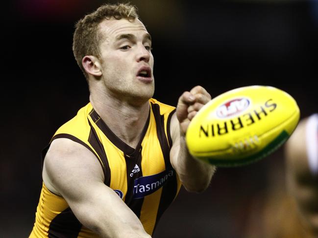 Tom Mitchell of the Hawks hand passes the ball during the Round 22 AFL match between the St Kilda Saints and the Hawthorn Hawks at Etihad Stadium in Melbourne, Saturday, August 18, 2018. (AAP Image/Daniel Pockett) NO ARCHIVING, EDITORIAL USE ONLY