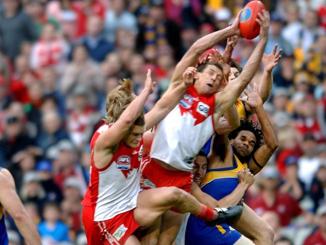 Leo Barry takes a mark to seal the 2005 premiership for Sydney. Picture: Jay Town