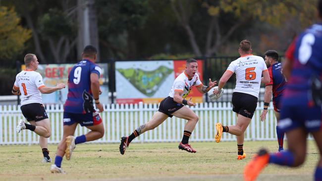 The Oaks Tigers Cooper Smith passes to Mitch Brasington. Picture: Steve Montgomery