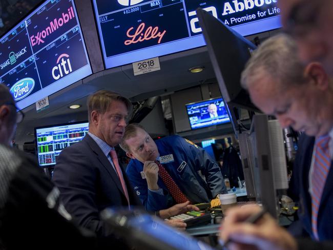 Traders work on the floor of the New York Stock Exchange October 30, 2015. REUTERS/Brendan McDermid