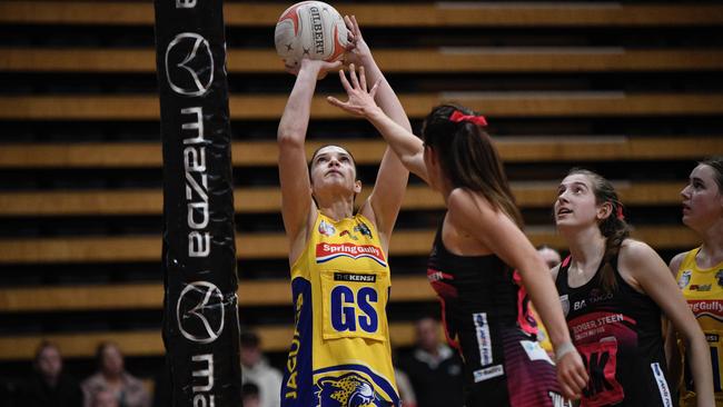 Dayna Schmid in action for Jaguars against Tango. Picture: On the Ball Media/Netball SA