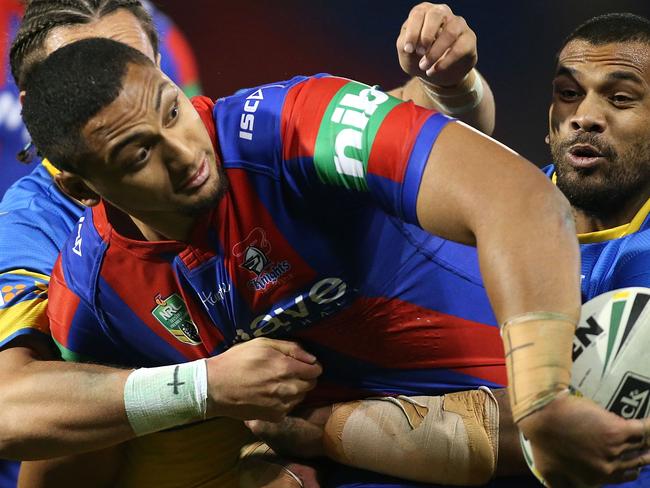 NEWCASTLE, AUSTRALIA - MAY 30: Pauli Pauli of the Knights looks to pass the ball during the round 12 NRL match between the Newcastle Knights and the Parramatta Eels at Hunter Stadium on May 30, 2016 in Newcastle, Australia. (Photo by Tony Feder/Getty Images)