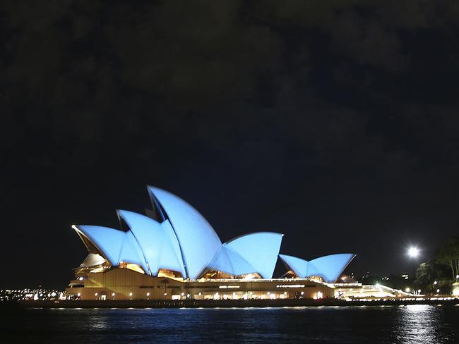 United Nations Logo Projected Onto Uluru To Celebrate 70th Anniversary 