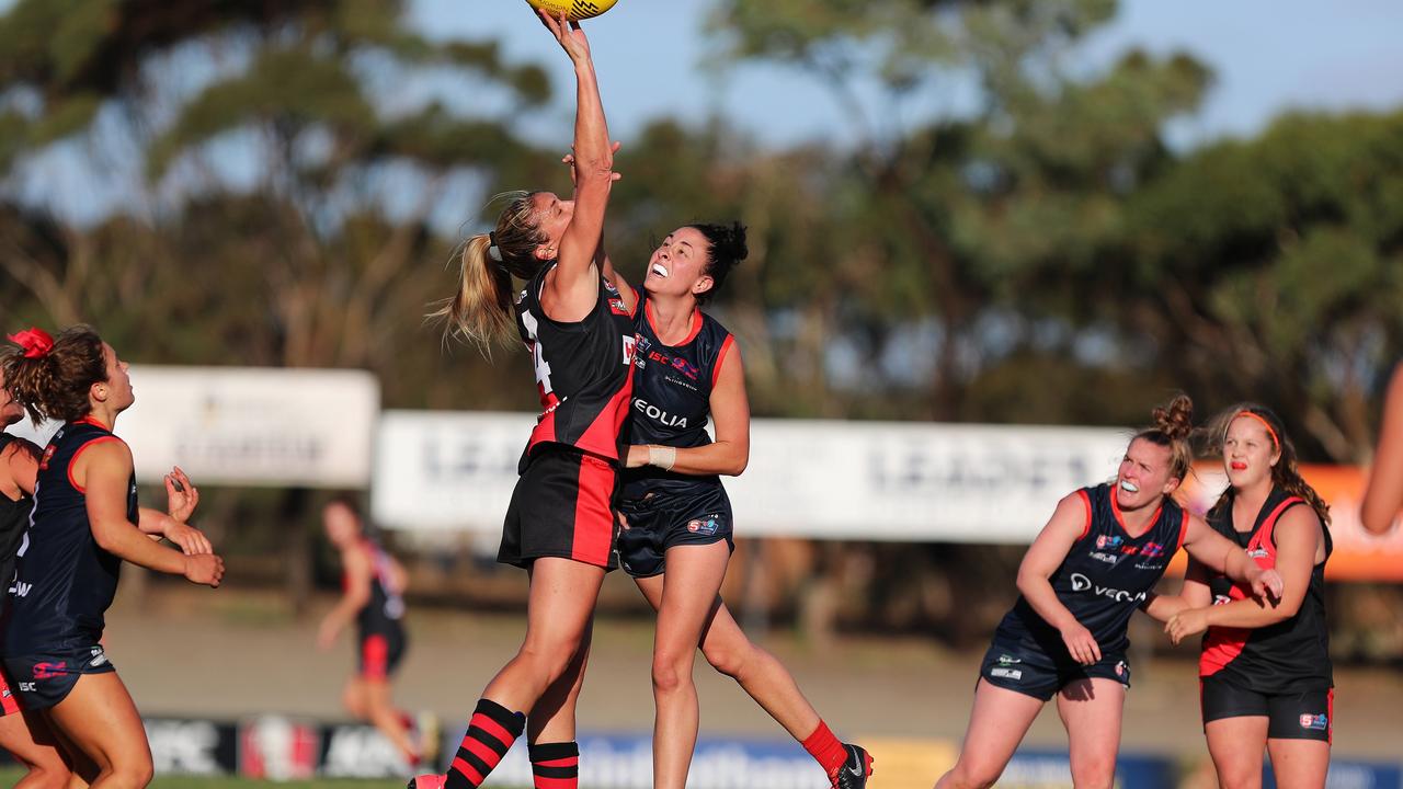 Norwood ruck Leah Cutting battles West Adelaide's Kasia Culhane.