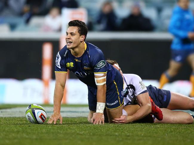 CANBERRA, AUSTRALIA - JULY 16: Matt Toomua of the Brumbies scores a try during the round 17 Super Rugby match between the Brumbies and the Force at GIO Stadium on July 16, 2016 in Canberra, Australia. (Photo by Mark Nolan/Getty Images)