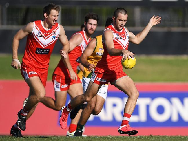 Abe Ankers displays his pace and disposal skills. Picture: Felicity Elliott / AFLNT Media