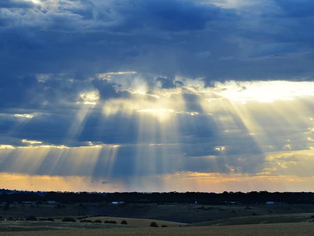 LANDSCAPE: Morning sky near Sunbury. Rain. Rain clouds. Rural Landscape. WTSocial.PICTURE: ZOE PHILLIPS