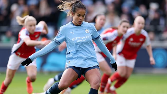 MANCHESTER, ENGLAND - FEBRUARY 02: Mary Fowler of Manchester City scores her team's third goal from the penalty spot during the Barclays Women's Super League match between Manchester City and Arsenal FC at Joie Stadium on February 02, 2025 in Manchester, England.  (Photo by Naomi Baker/Getty Images)