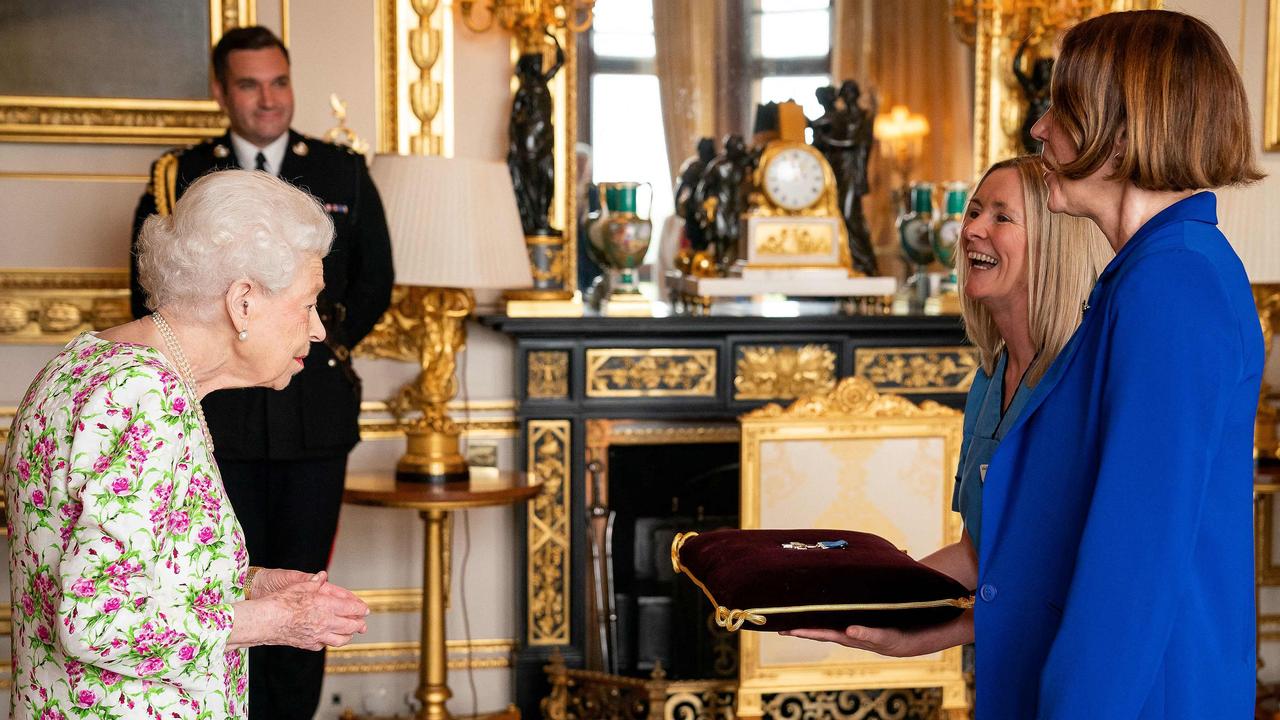 The Queen looking frail while presenting the George Cross in July 12, 2022. Picture: Aaron Chown / POOL / AFP.