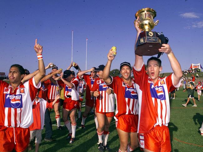 ## HAVE YOU /CHECKED COPYRIGHT /CLEARANCE ?? D/I. Queensland Cup Grand Final - Redcliffe Dolphins vs Ipswich Jets at Dolphin Oval - Redcliffe Dolphins lock Grant Flugge holds the cup aloft. 21 Sept 2002 PicBruce/Long sport rugby  league  QRL trophy celebrating