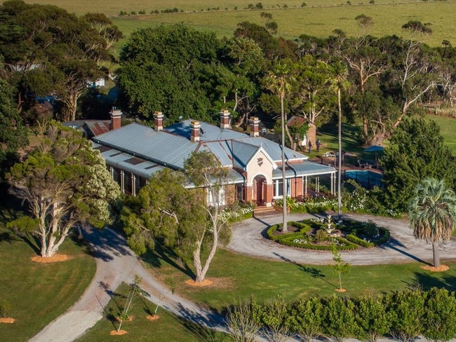 The Tullaree estate spans 411 hectares (1,016 acres).