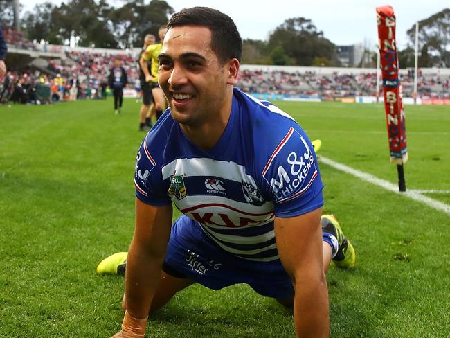 SYDNEY, AUSTRALIA - AUGUST 26: Reimis Smith of the Bulldogs celebrates scoring a try during the round 24 NRL match between the St George Illawarra Dragons and the Canterbury Bulldogs at UOW Jubilee Oval on August 26, 2018 in Sydney, Australia. (Photo by Mark Kolbe/Getty Images)