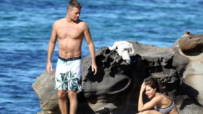 Pete Evans tanning with his fiance Nicola Robinson. Picture: INFphoto.com