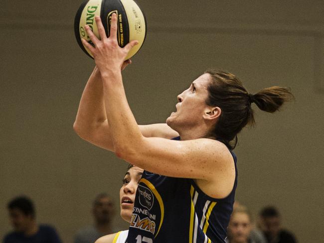 Flames Belinda Snell scores a basket. Picture: Jenny Evans