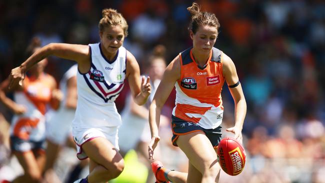Nicola Barr of the Giants and Tiah Haynes of the Dockers compete for the ball in their AFLW clash. (Photo by Matt King/Getty Images)