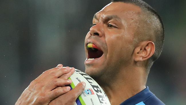Waratahs’ Kurtley Beale catches the ball during the Super Rugby match between Australia's Waratahs and South Africa’s Lions at BankWest Stadium in Sydney on February 28, 2020. (Photo by MARK EVANS / AFP) / -- IMAGE RESTRICTED TO EDITORIAL USE - STRICTLY NO COMMERCIAL USE --