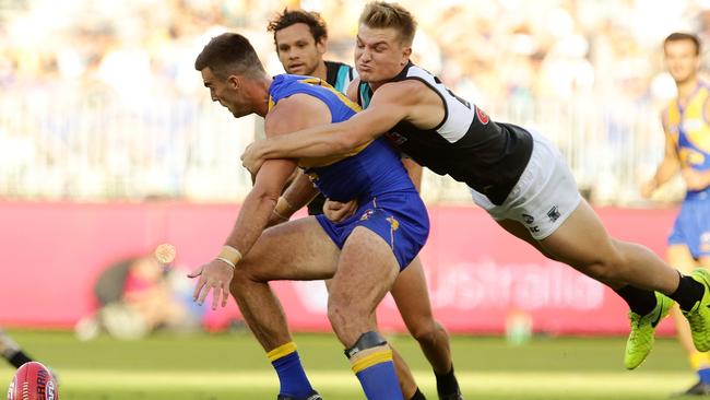 Ollie Wines pounces on West Coast’s Scott Lycett. Picture: Will Russell/AFL Media/Getty Images