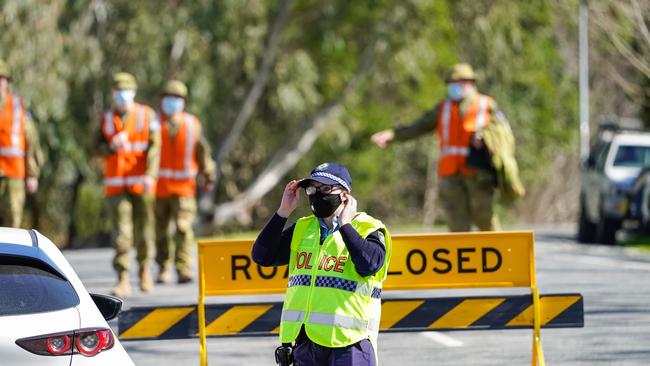 Police check interstate travellers driving into NSW from Victoria. Picture: NCA NewsWire / Simon Dallinger