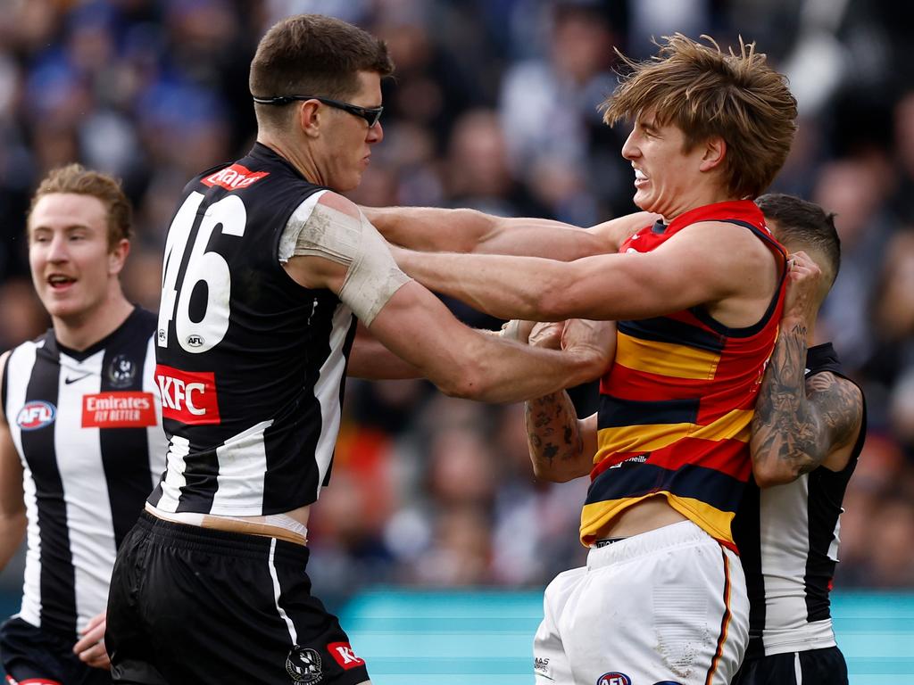 Since the beginning of the 2022 season, Cox has been wearing protective goggles due to the risk of further eye injuries that could potentially end his AFL career.