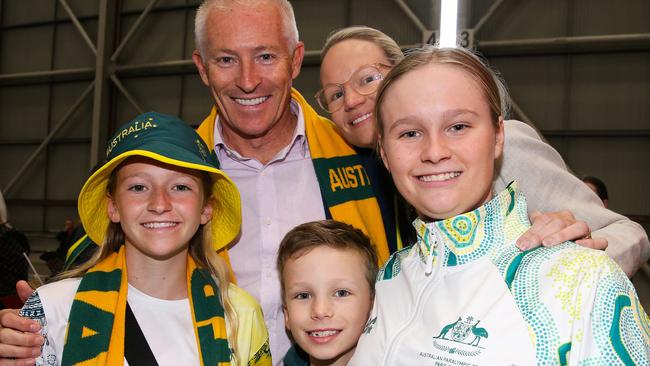 SYDNEY, AUSTRALIA : NewsWire Photos - SEPTEMBER 11 2024; Holly Warn Swimmer in the The Australian Paralympic Team is welcomed home from Paris by her family John Warn Dad, Marg Warn mum, Mark Warn, Jimmy Warn, Holly Warn during the welcome home ceremony in Sydney. Picture: NewsWire / Gaye Gerard