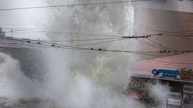 Shelling in Kherson as Civilians Evacuate From Flood Zones in Ukraine