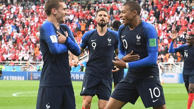 France's forward Kylian Mbappe celebrates his goal with Antoine Griezmann (L) and forward Olivier Giroud. / AFP PHOTO / Anne-Christine POUJOULAT /