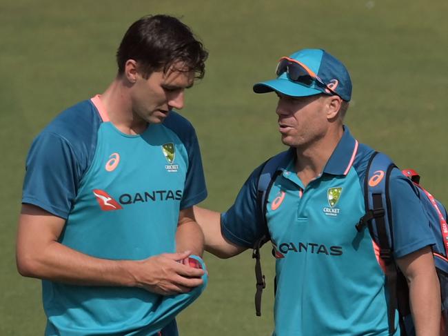 Australia's captain Pat Cummins (L) and his teammate David Warner take part in a practice session at the Arun Jaitley Stadium in New Delhi on February 15, 2023, ahead of their second Test cricket match against India. (Photo by Money SHARMA / AFP) / ----IMAGE RESTRICTED TO EDITORIAL USE - STRICTLY NO COMMERCIAL USE-----