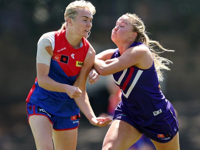 Aisling McCarthy competes with Megan Fitzsimon. Picture: Will Russell/AFL Photos via Getty Images