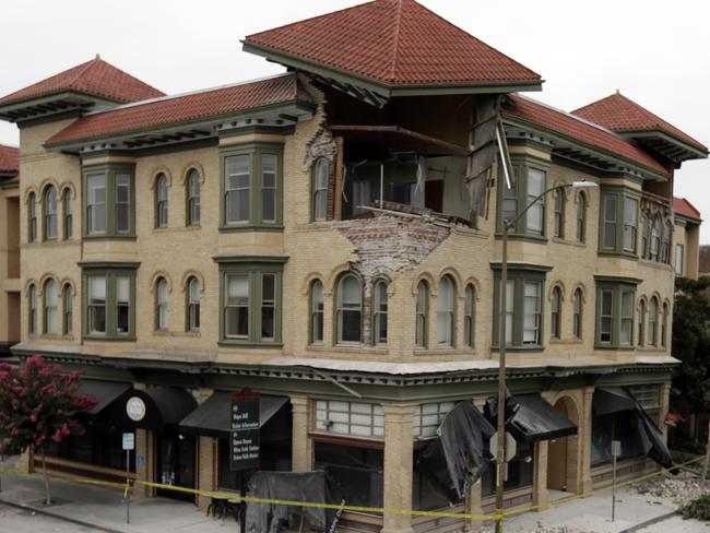 A building is partially collapsed due to a 6.0-magnitude earthquake, Sunday, Aug. 24, 2014, in Napa, Calif. A large earthquake rolled through California's northern Bay Area early Sunday, damaging some buildings, igniting fires, knocking out power to tens of thousands and sending residents running out of their homes in the darkness. (AP Photo/Ben Margot)