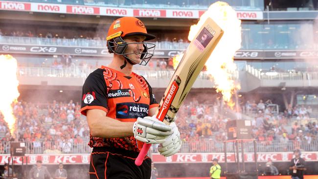 Michael Klinger heads out to bat for the Scorchers.