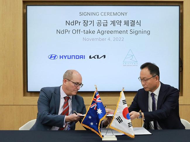 Hyundai’s Park Chan Young and Arafura’s Gavin Lockyer sign an NdPr offtake agreement at a ceremony in South Korea.