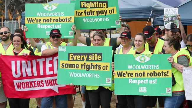 MELBOURNE, AUSTRALIA- NewsWire Photos DECEMBER 3, 2024: Woolworth workers on a picket line at the Dandenong South Distribution centre.The centre remains closed as negotiations continue. Picture:  NewsWire/ David Crosling