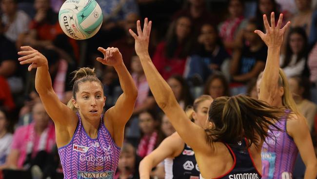 Amy Parmenter of the Mavericks passes the ball during the clash against the NSW Swifts. Photo: Getty Images