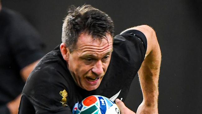 New Zealand's full back Ben Smith (C) is tackled during the Japan 2019 Rugby World Cup Pool B match between New Zealand and Canada at the Oita Stadium in Oita on October 2, 2019. (Photo by GABRIEL BOUYS / AFP)