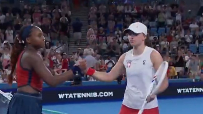 Iga Swiatek's handshake with Coco Gauff was very quick. Photo: X.